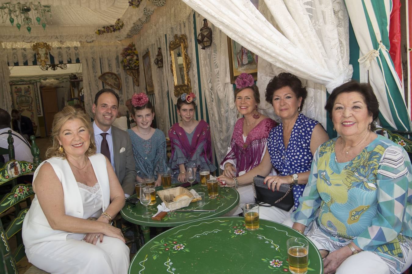 Asistentes al real durante el viernes de la Feria de Sevilla 2022. ROCÍO RUZ