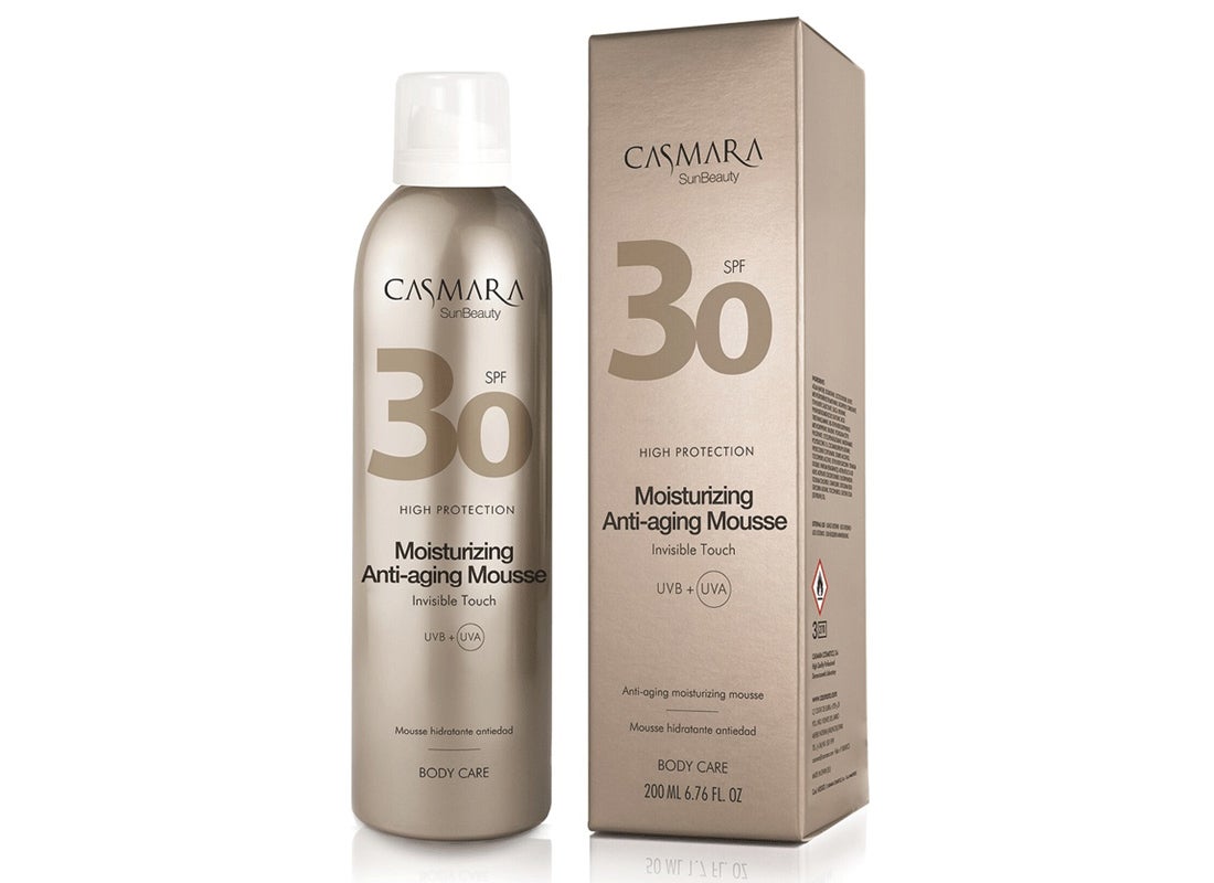 Moisturizing Anti-Aging Mousse SPF 30 de Casmara. Protector solar corporal con textura mousse que se extiende suavemente dejando un acabado invisible. Posee propiedades hidratantes y anti edad gracias a la niacinamida y L-Carnosina, dos potentes ingredientes que previenen y mejoran los signos visibles de la edad, reafirman en profundidad, revitalizan la piel y previenen la aparición de manchas. Y, también, protege la piel frente a la radiación solar UVA + UVB + IR. (29,30 €).