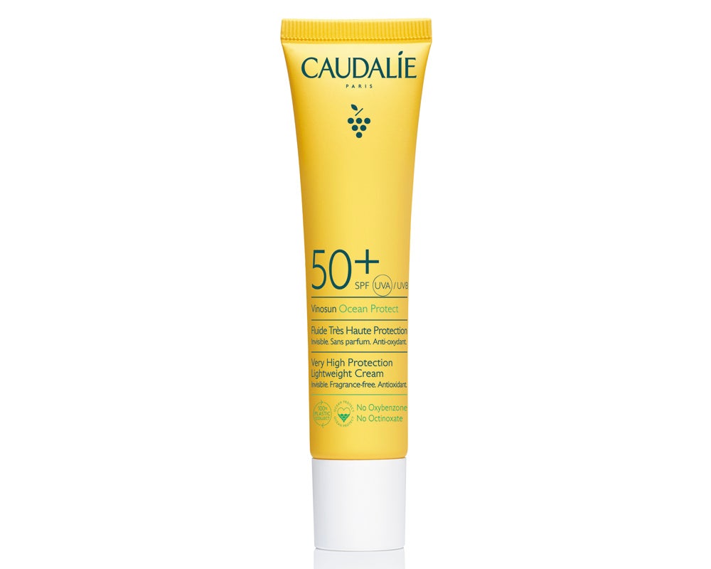 Vinosun SPF 50+ de Caudalie. Fluido con muy alta protección de textura ultraligera e invisible sobre la piel. Protege de los efectos nocivos del sol y está enriquecido con un complejo de polifenoles antioxidante patentado que bloquea los radicales libres, responsables del envejecimiento prematuro. (23,50 €).