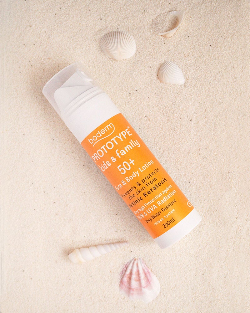 Prototype Kids &amp; Family 50+ Face &amp; Body Lotion de Olyan Farma. Protector solar de rostro y cuerpo con el novedoso activo Uniprotect PT-3 que ofrece una protección activa contra el daño UV inducido antes y después de la exposición UV. Está especialmente indicado para pieles sensibles (incluso para niños), dañadas por quemaduras solares, térmicas o químicas, cirugías menores o tratamientos estéticos y en pieles sometidas a exposiciones prolongadas al sol. (23 €).