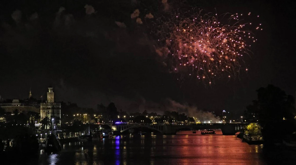 Los fuegos artificiales ponen el broche final a la Feria de Sevilla 2022