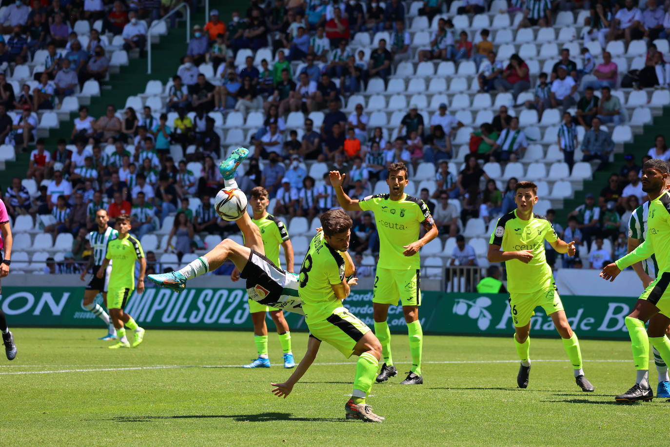 El ambiente y las mejores jugadas Córdoba CF - AD Ceuta en El Arcángel, en imágenes