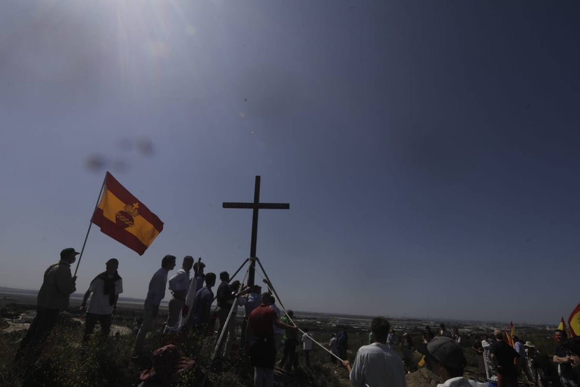 Fotos: Jóvenes cristianos llevan una cruz de seis metros a la sierra de San Cristóbal