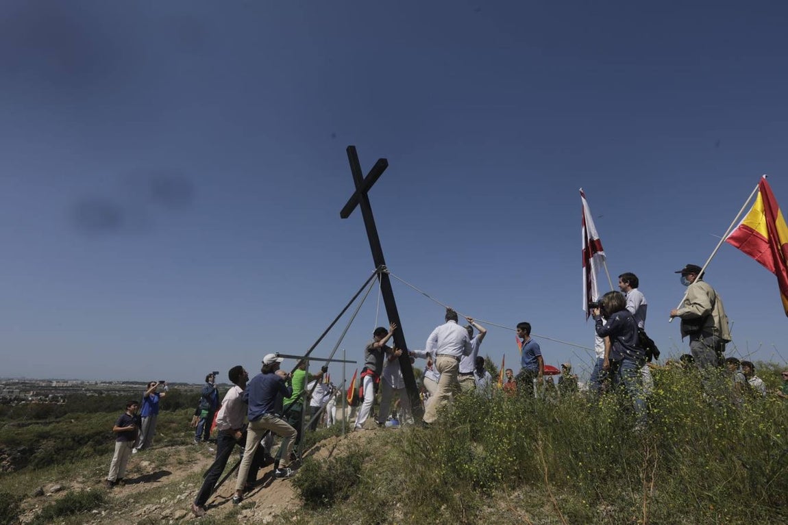Fotos: Jóvenes cristianos llevan una cruz de seis metros a la sierra de San Cristóbal