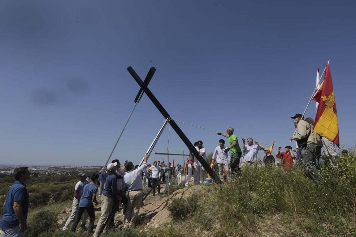 Fotos: Jóvenes cristianos llevan una cruz de seis metros a la sierra de San Cristóbal