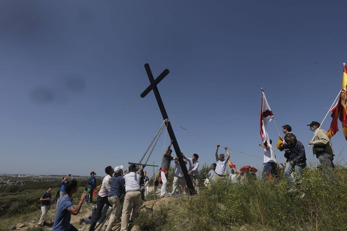 Fotos: Jóvenes cristianos llevan una cruz de seis metros a la sierra de San Cristóbal