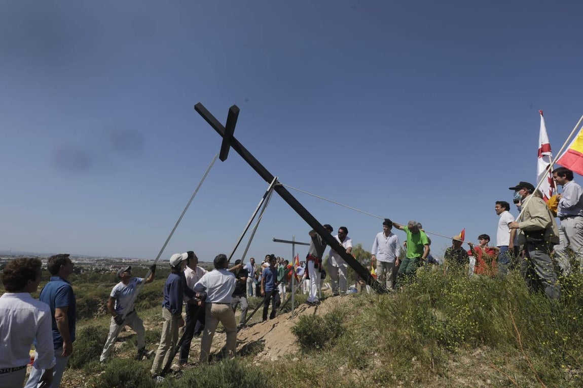 Fotos: Jóvenes cristianos llevan una cruz de seis metros a la sierra de San Cristóbal