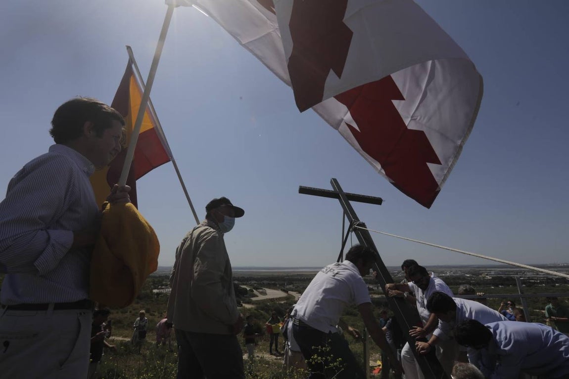 Fotos: Jóvenes cristianos llevan una cruz de seis metros a la sierra de San Cristóbal