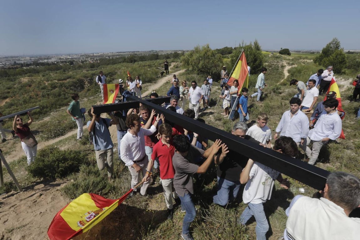 Fotos: Jóvenes cristianos llevan una cruz de seis metros a la sierra de San Cristóbal