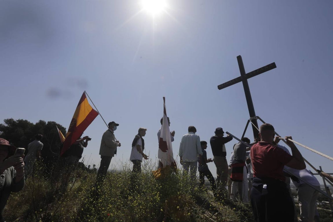 Fotos: Jóvenes cristianos llevan una cruz de seis metros a la sierra de San Cristóbal
