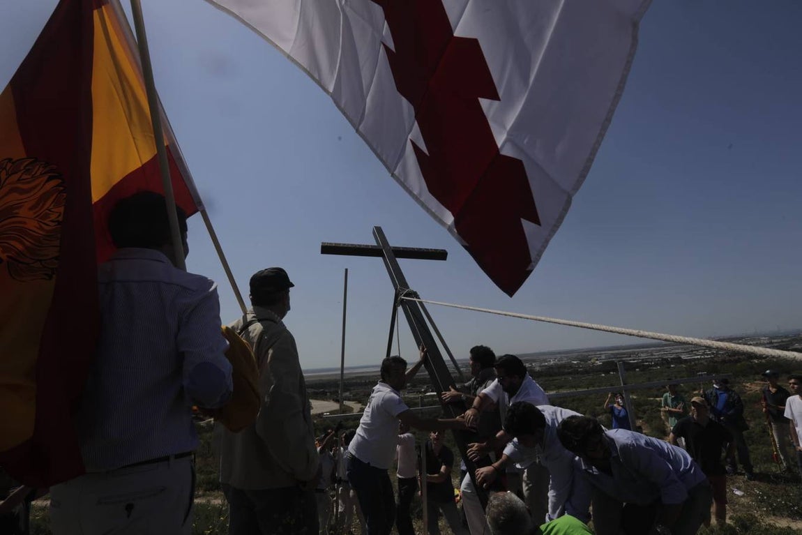 Fotos: Jóvenes cristianos llevan una cruz de seis metros a la sierra de San Cristóbal