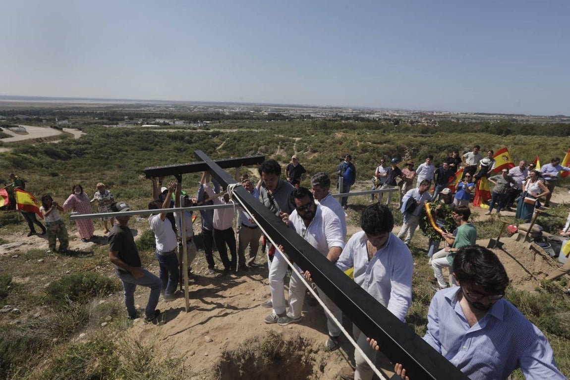 Fotos: Jóvenes cristianos llevan una cruz de seis metros a la sierra de San Cristóbal
