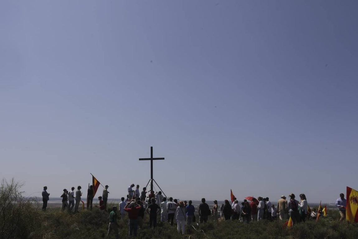 Fotos: Jóvenes cristianos llevan una cruz de seis metros a la sierra de San Cristóbal
