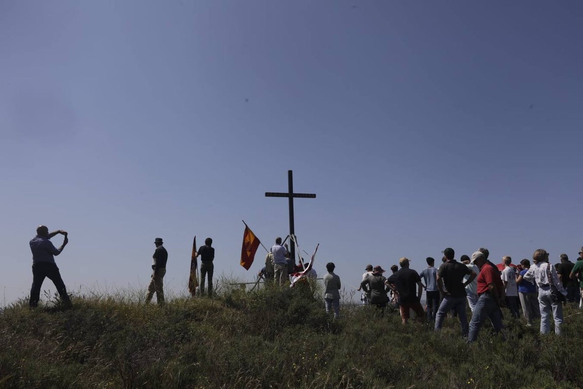 Fotos: Jóvenes cristianos llevan una cruz de seis metros a la sierra de San Cristóbal