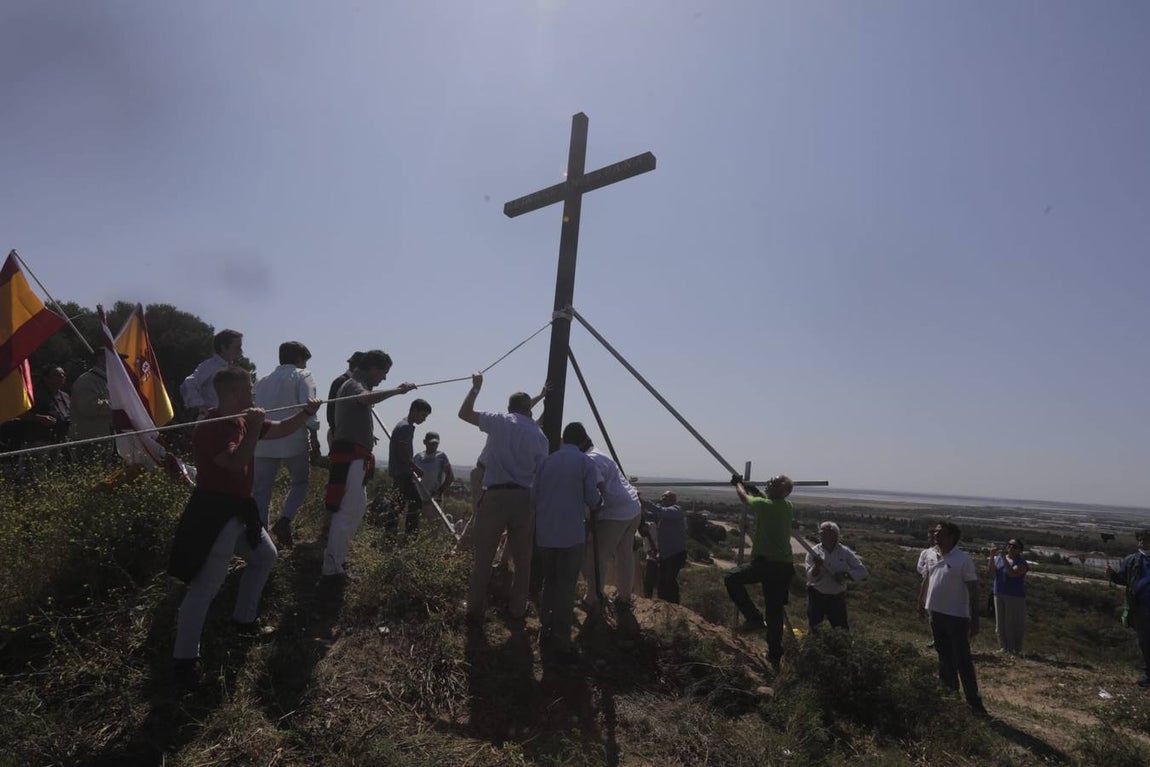 Fotos: Jóvenes cristianos llevan una cruz de seis metros a la sierra de San Cristóbal