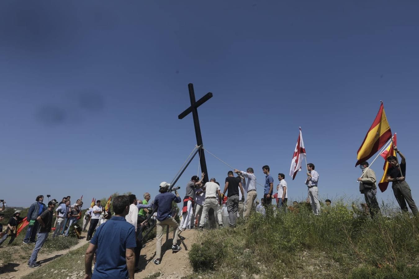 Fotos: Jóvenes cristianos llevan una cruz de seis metros a la sierra de San Cristóbal