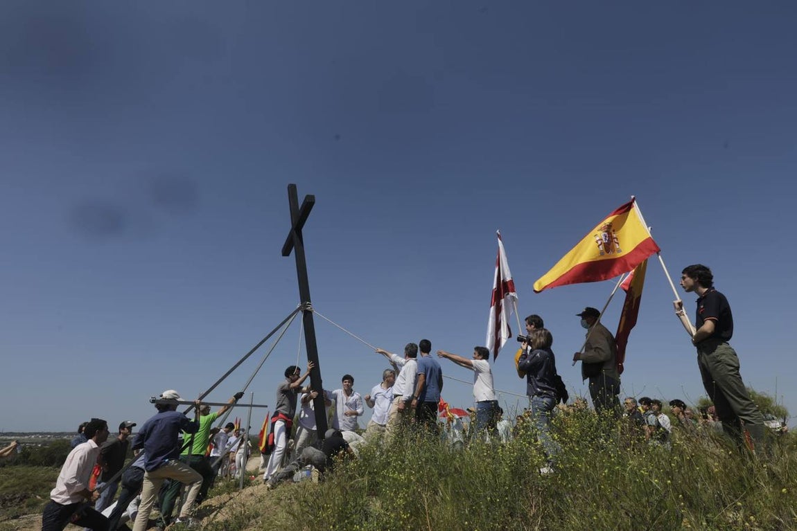 Fotos: Jóvenes cristianos llevan una cruz de seis metros a la sierra de San Cristóbal