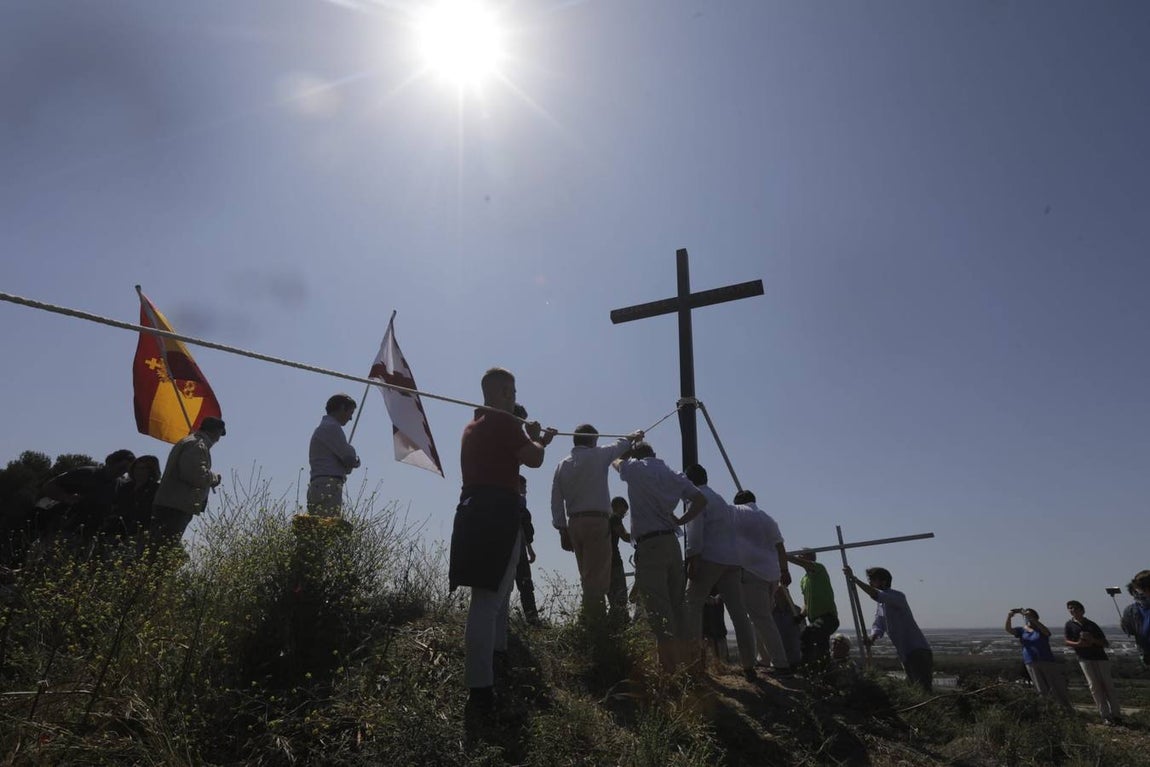 Fotos: Jóvenes cristianos llevan una cruz de seis metros a la sierra de San Cristóbal