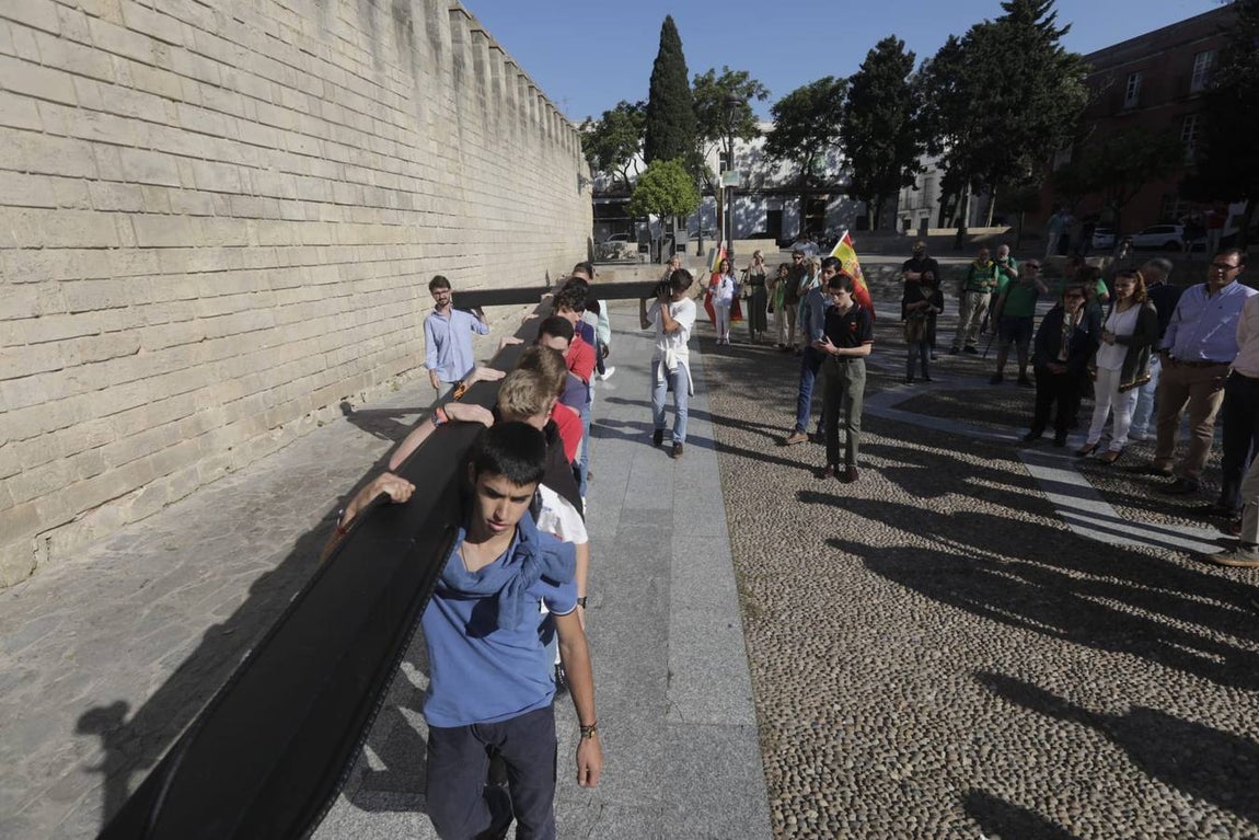 Fotos: Jóvenes cristianos llevan una cruz de seis metros a la sierra de San Cristóbal