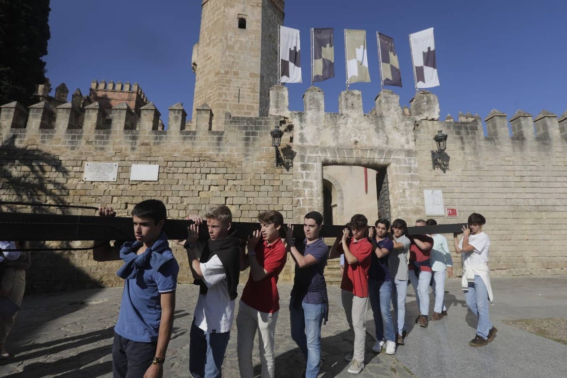 Fotos: Jóvenes cristianos llevan una cruz de seis metros a la sierra de San Cristóbal