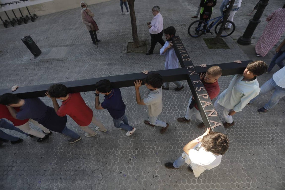 Fotos: Jóvenes cristianos llevan una cruz de seis metros a la sierra de San Cristóbal