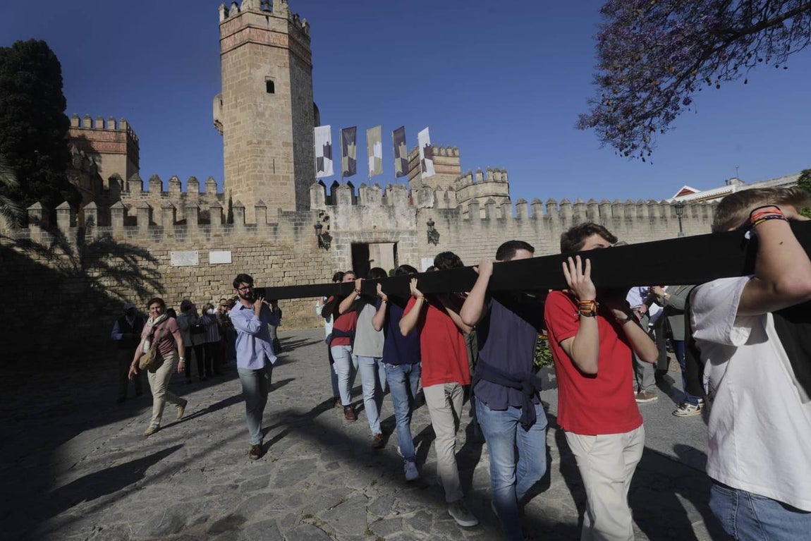 Fotos: Jóvenes cristianos llevan una cruz de seis metros a la sierra de San Cristóbal