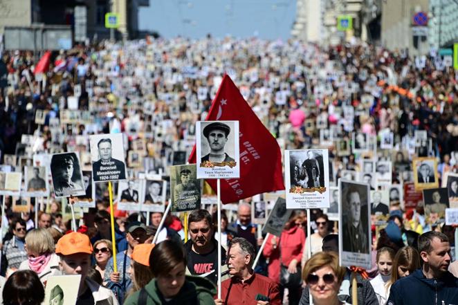 Los ciudadanos rusos salen a la calle con retratos de sus familiares que lucharon en la Segunda Guerra Mundial durante la marcha del Regimiento Inmortal. 