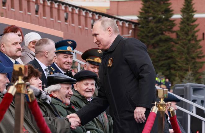 Putin saludando a un grupo de veteranos. 