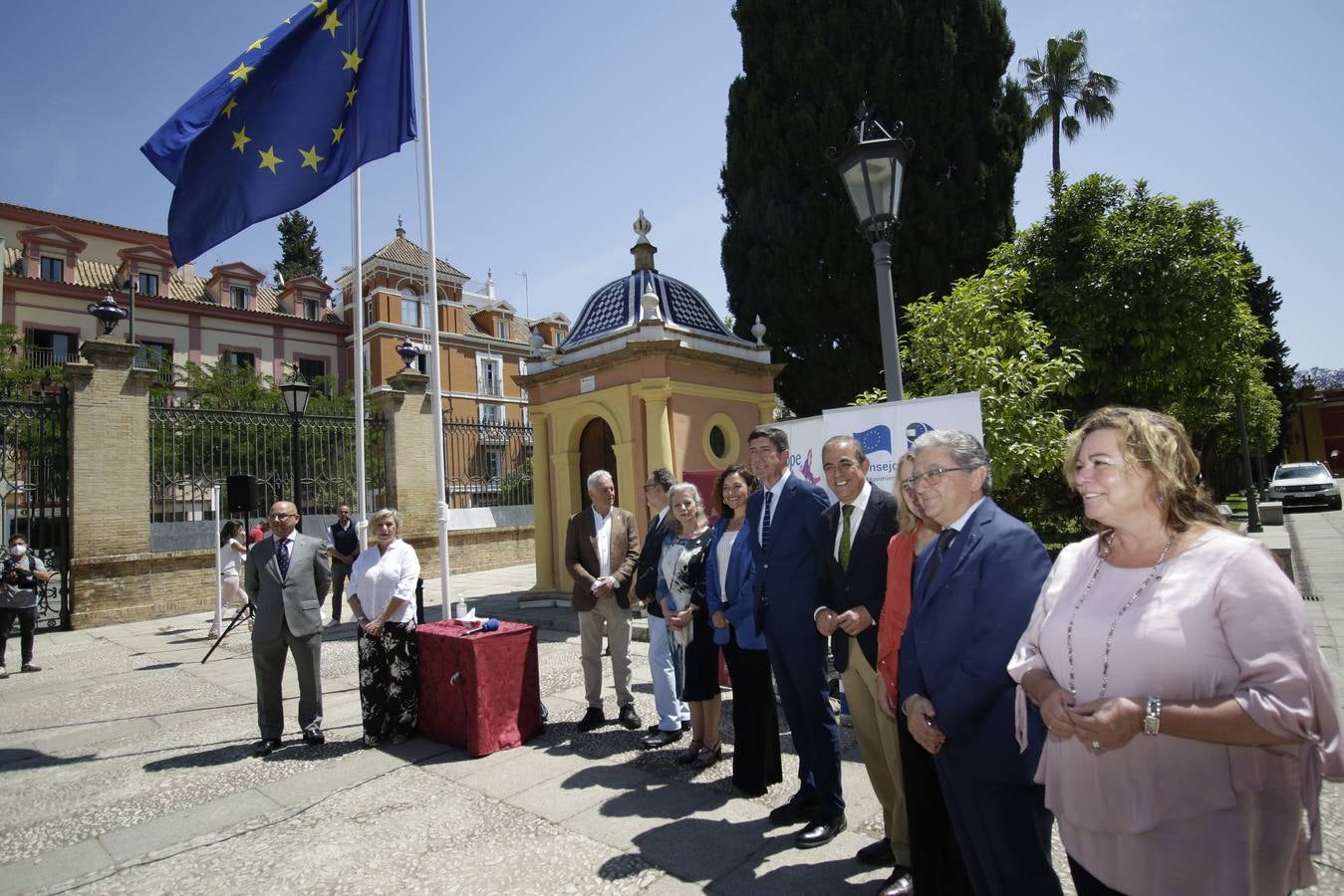 Izado de la bandera de la Unión Europea en el Rectorado de la Universidad de Sevilla. JUAN FLORES