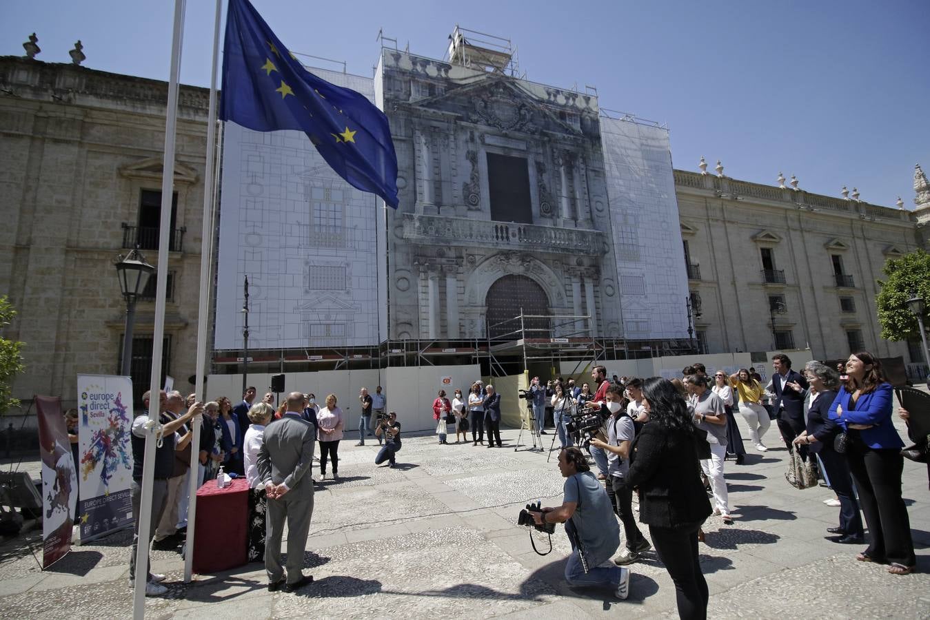 Izado de la bandera de la Unión Europea en el Rectorado de la Universidad de Sevilla. JUAN FLORES