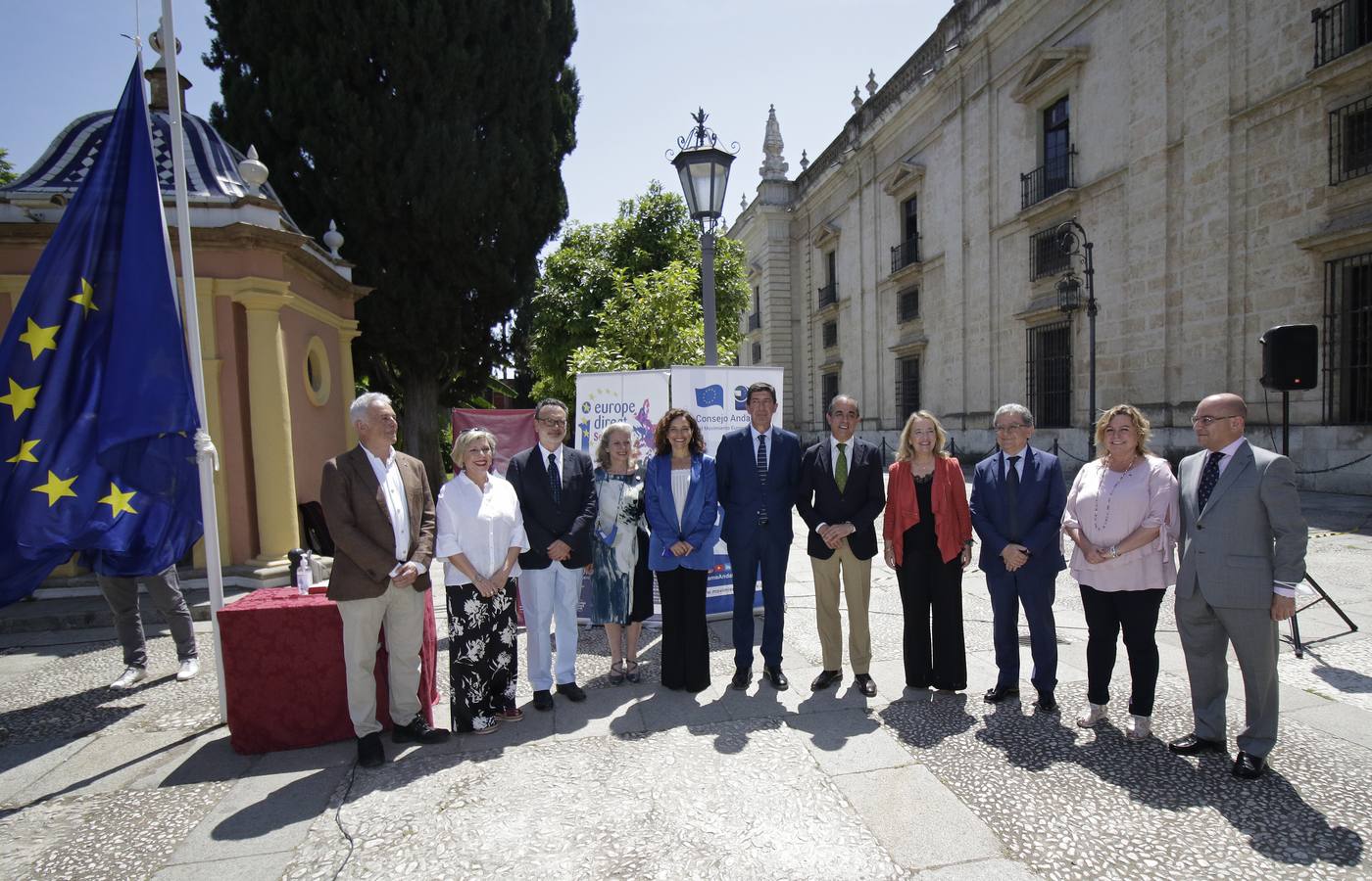 Izado de la bandera de la Unión Europea en el Rectorado de la Universidad de Sevilla. JUAN FLORES