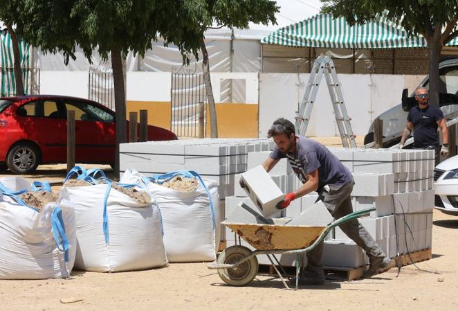 El montaje de las casetas de la Feria de Córdoba 2022, en imágenes