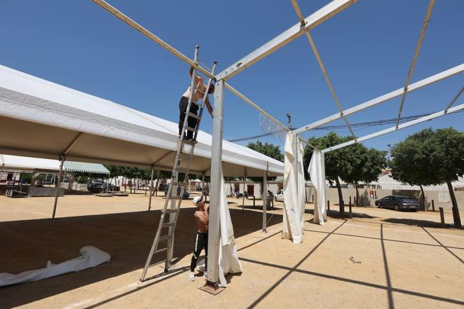 El montaje de las casetas de la Feria de Córdoba 2022, en imágenes