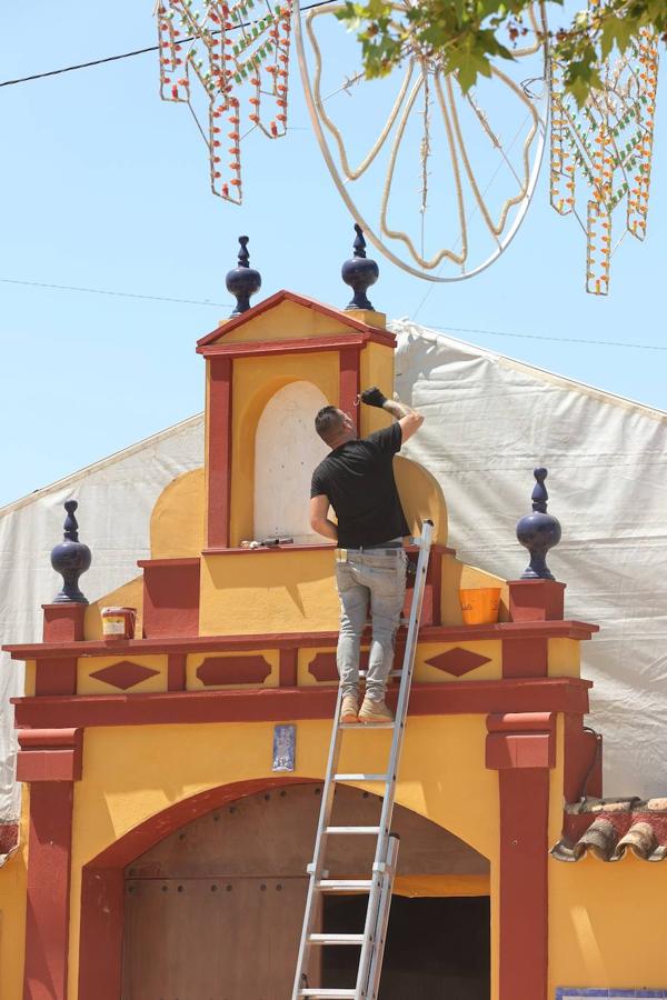 El montaje de las casetas de la Feria de Córdoba 2022, en imágenes