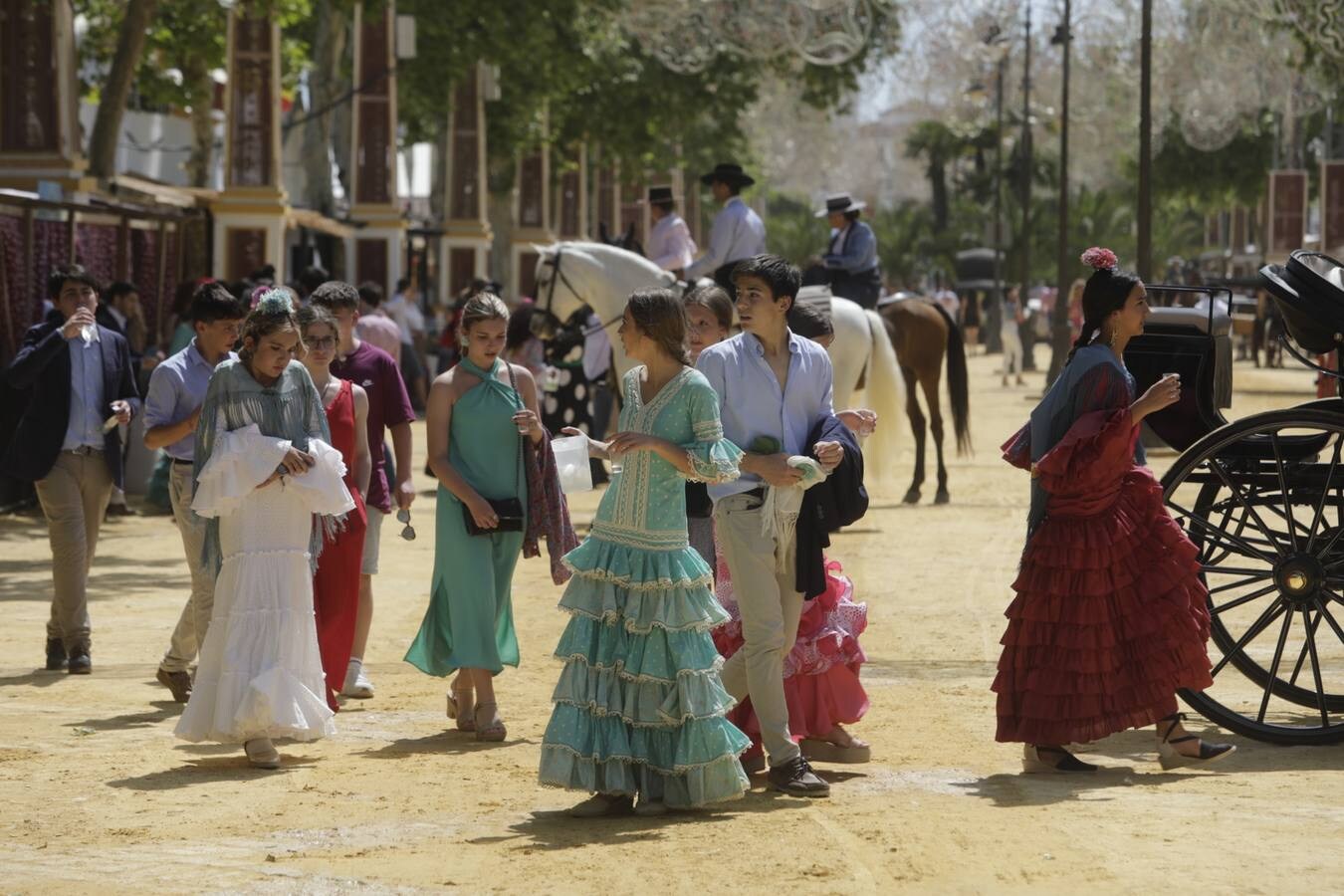 El calor y las ganas de disfrutar van a la grupa del lunes de Feria del Caballo en Jerez