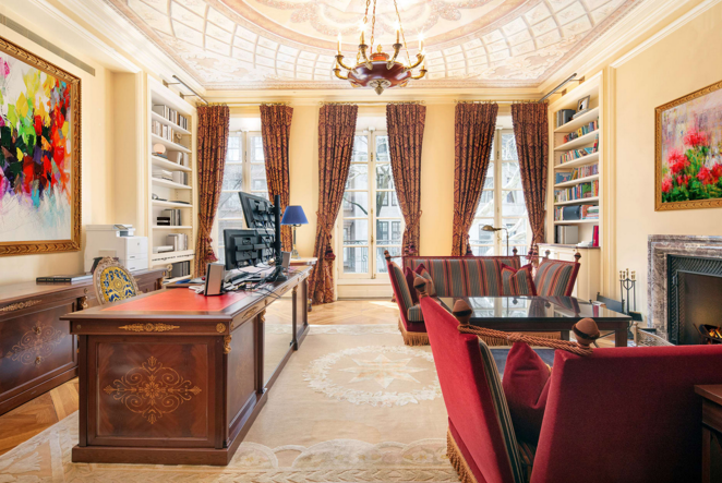 La mansión neoyorkina que perteneció a Gianni Versace. Más allá de la famosa mansión de Miami Beach en la que vivió y en la que fue asesinado, Gianni Versace contaba con otra propiedad de estilo neoclásico en Nueva York que ahora ha salido a la venta por 70 millones de dólares, unos 66,4 millones de euros al cambio.