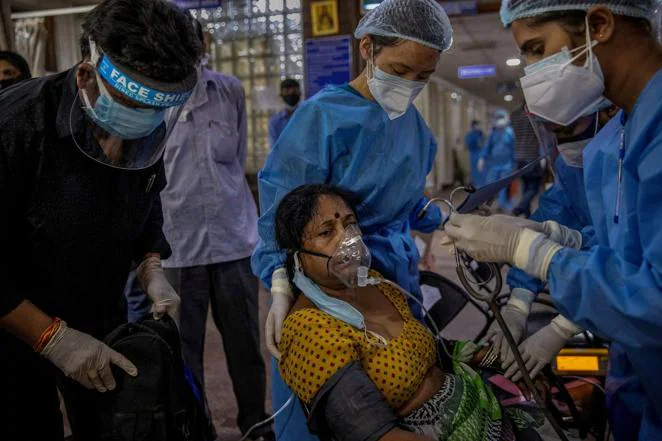 Un grupo de enfermeros atiende a una paciente contagiada de coronavirus dentro de la sala de emergencias del hospital Holy Family en Nueva Delhi, el 29 de abril de 2021