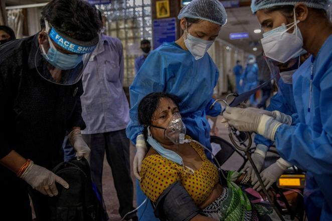 Un grupo de enfermeros atiende a una paciente contagiada de coronavirus dentro de la sala de emergencias del hospital Holy Family en Nueva Delhi, el 29 de abril de 2021