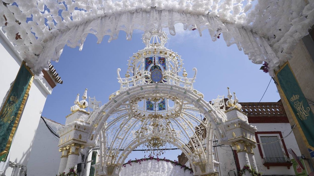 Almonte se engalana para despedir a la Virgen del Rocío