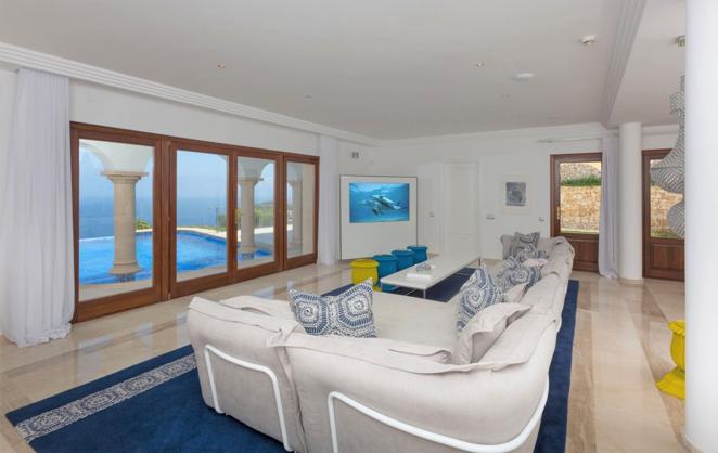 La villa más lujosa de Jávea de 9,5 millones de euros. En la planta principal hay otros salones que comunican con el jardín y que ofrecen todo tipo de comodidades para que, quienes vivan en ella, disfruten al máximo.