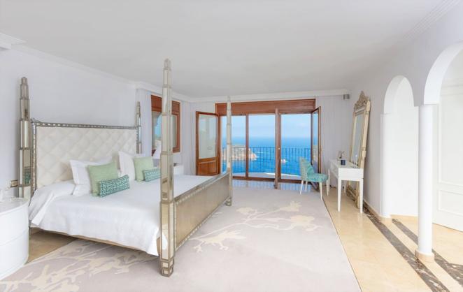 La villa más lujosa de Jávea de 9,5 millones de euros. En sus cuatro plantas hay un total de  10 dormitorios y 12 baños, todos ellos orientados hacia el mar.