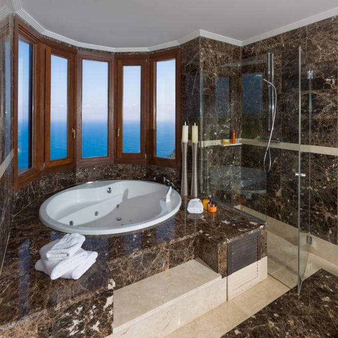 La villa más lujosa de Jávea de 9,5 millones de euros. Hasta los detalles más ínfimos están cuidados la máximo, como por ejemplo en los baños, pues la mayoría cuenta con amplias duchas y bañeras de hidromasaje.