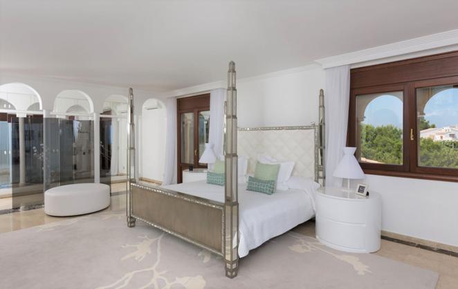 La villa más lujosa de Jávea de 9,5 millones de euros. Las suites principales son muy espaciosas y poseen además vestidor. El mobiliario incluye detalles metalizados y con cristales que aportan una sensación de limpieza y modernidad.