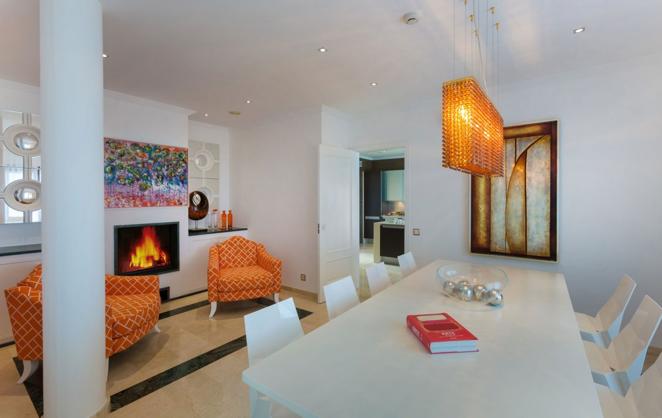 La villa más lujosa de Jávea de 9,5 millones de euros. En las plantas superiores también hay varios salones y salas de estar que resultan de lo más acogedoras.