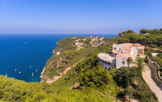 La villa más lujosa de Jávea de 9,5 millones de euros. La mansión se encuentra en la cima de un acantilado y ofrece unas vistas envidiables del mar Mediterráneo. Sus futuros propietarios podran disfrutar, entre otras cosas, de unos amaneceres y atardeceres de película.