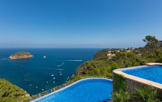 La villa más lujosa de Jávea de 9,5 millones de euros. La fastuosa casa se complementa con varias terrazas amplias y dos piscinas que se pueden disfrutar en la máxima intimidad gracias a su situación estratégica.