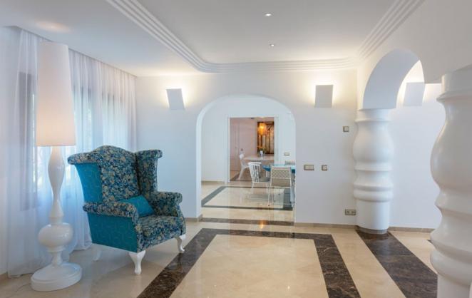 La villa más lujosa de Jávea de 9,5 millones de euros. Además, ofrece todas las comodidades de última generación como calefacción por suelo radiante y aire acondicionado centralizado. También dispone de amplias plazas de parking y garaje cerrado.