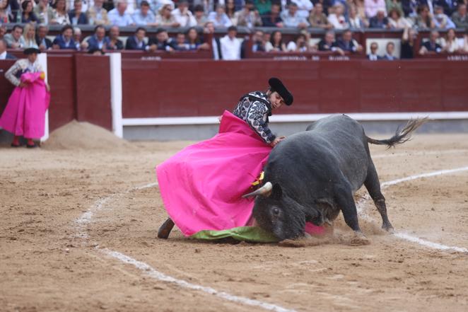 El diestro Morante de la Puebla da un pase a su primer toro. 