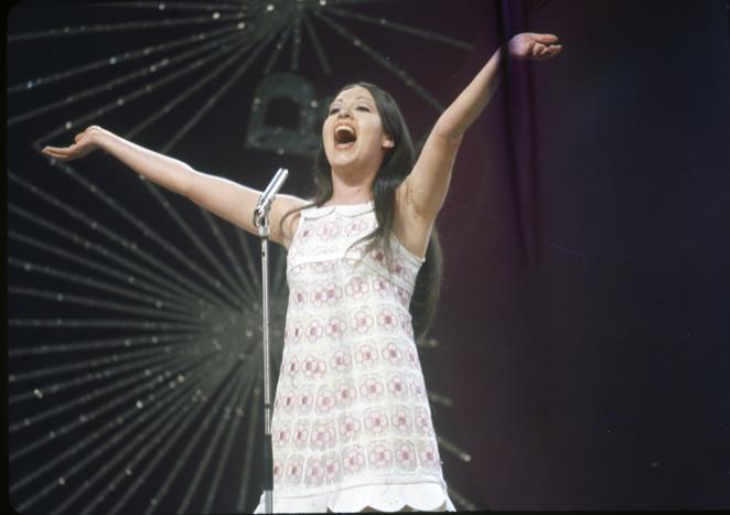 Massiel (1968). Unos días antes de que tuviera lugar el Festival, la cantante viajó a París donde compró un diseño muy representativo de la época, con flores bordadas de André Courrèges.