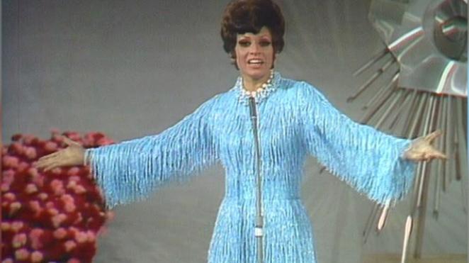 Salomé (1969). Es posiblemente uno de los trajes más emblemáticos del Festival. El diseño de Pertegaz estaba hecho a base de flecos de porcelana y gasa, y pesaba un total de 14 kilos.